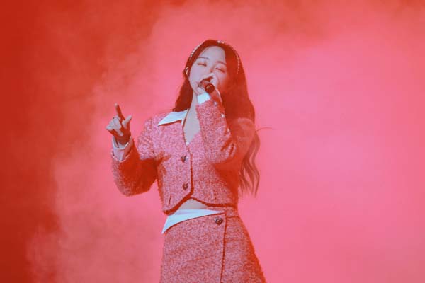 石玺彤新歌《C.R.U.E.L》再度合作Lambert 舞台巡演惊喜不断大放异彩