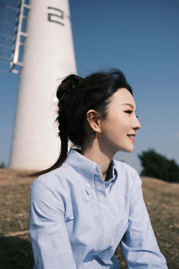 胡灵2023全新唱作单曲《青春旅行》鼓励大家积极生活