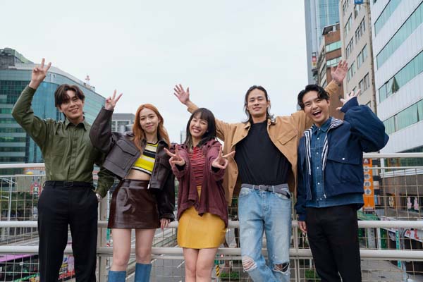 告五人全新创作专辑《带你飞》强势霸榜　声势锐不可挡囊括6大冠军宝座