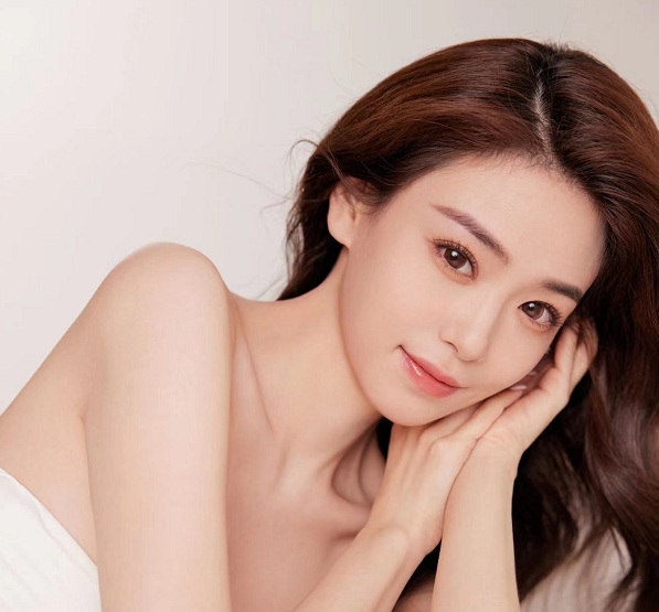 央视新生代女主持人权沛阳 有颜有才引人注目