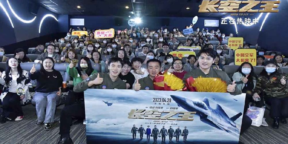电影《长空之王》上映第三天单日票房破亿 路演走进火箭军指挥学院、空军空降兵部队 “真正的主角”成为影片的“铁杆僚机”