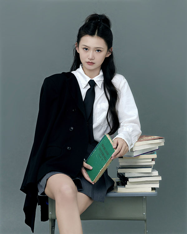 刘妍池学院风写真释出 化身甜酷少女展现元气魅力