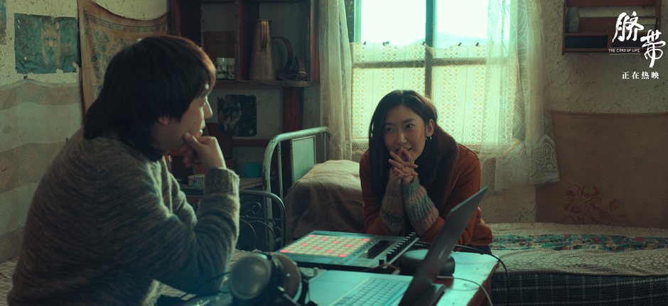 电影《脐带》曝“笑着告别”片段 高分催泪疗愈之作正在热映